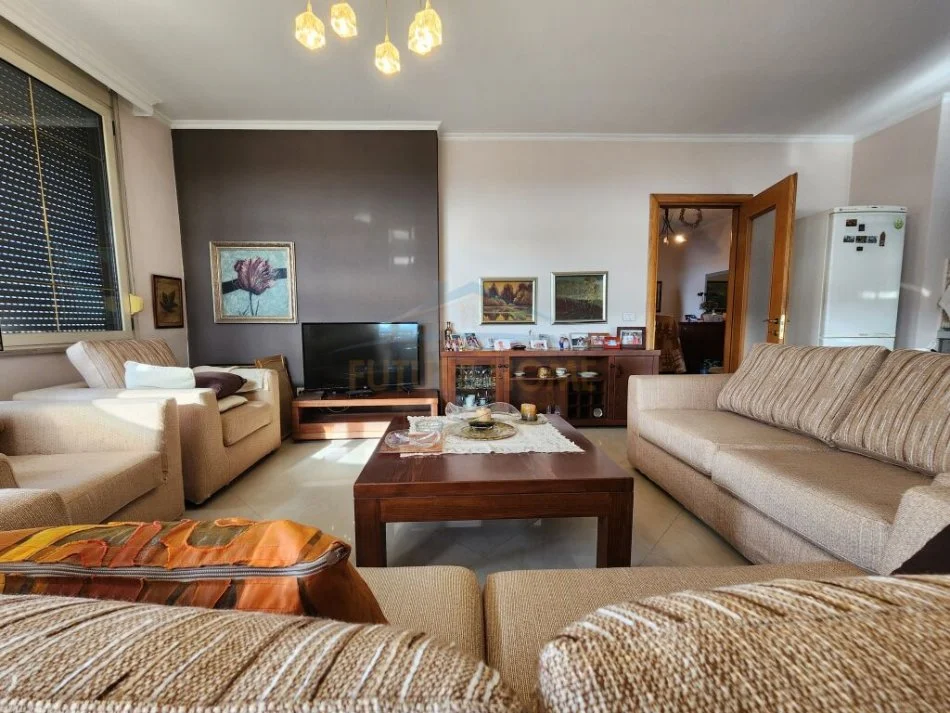 Tirane, jepet me qera apartament 2+1+Ballkon Kati 12, 125 m² 1.000 € (Zogu i Zi)