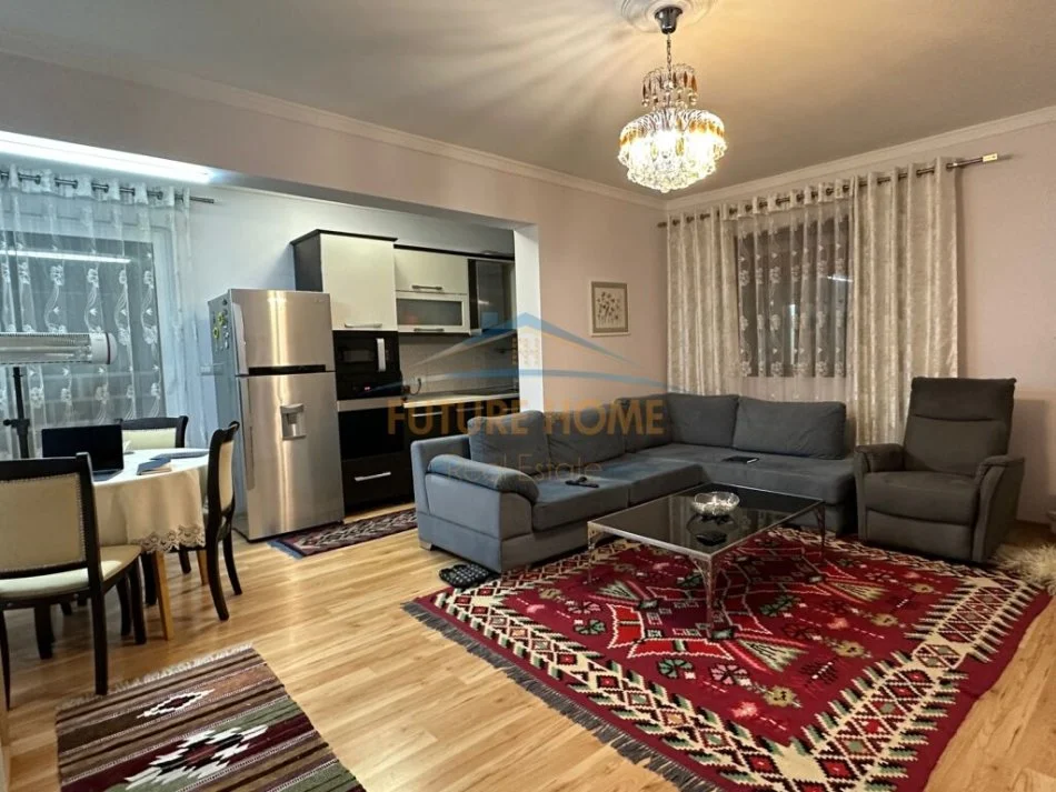 Tirane, jepet me qera apartament 2+1 Kati 4, 89 m² 700 € (Komuna e Parisit)