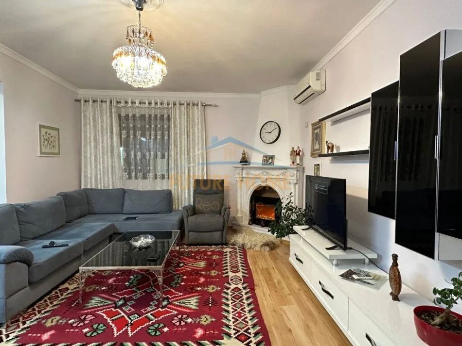 Tirane, jepet me qera apartament 2+1+Ballkon , 89 m² 700 € (Komuna e Parisit)