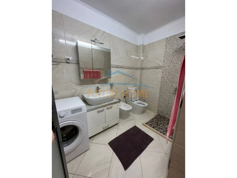 Tirane, jepet me qera apartament 2+1+Ballkon , 89 m² 700 € (Komuna e Parisit)