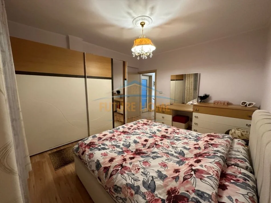 Tirane, jepet me qera apartament 2+1 Kati 4, 89 m² 700 € (Komuna e Parisit)
