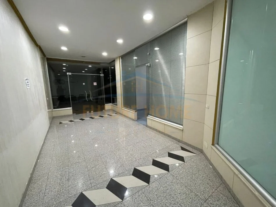 Tirane, shitet dyqan Kati 1, 28 m² 90.000 € (Xhamllik)