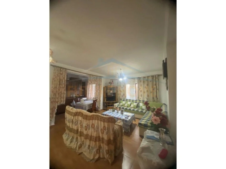 Kolonje, shitet shtepi 4+1+Ballkon Kati 4, 985 m² 200.000 € (Aksi Ersekë-Leskovik.)