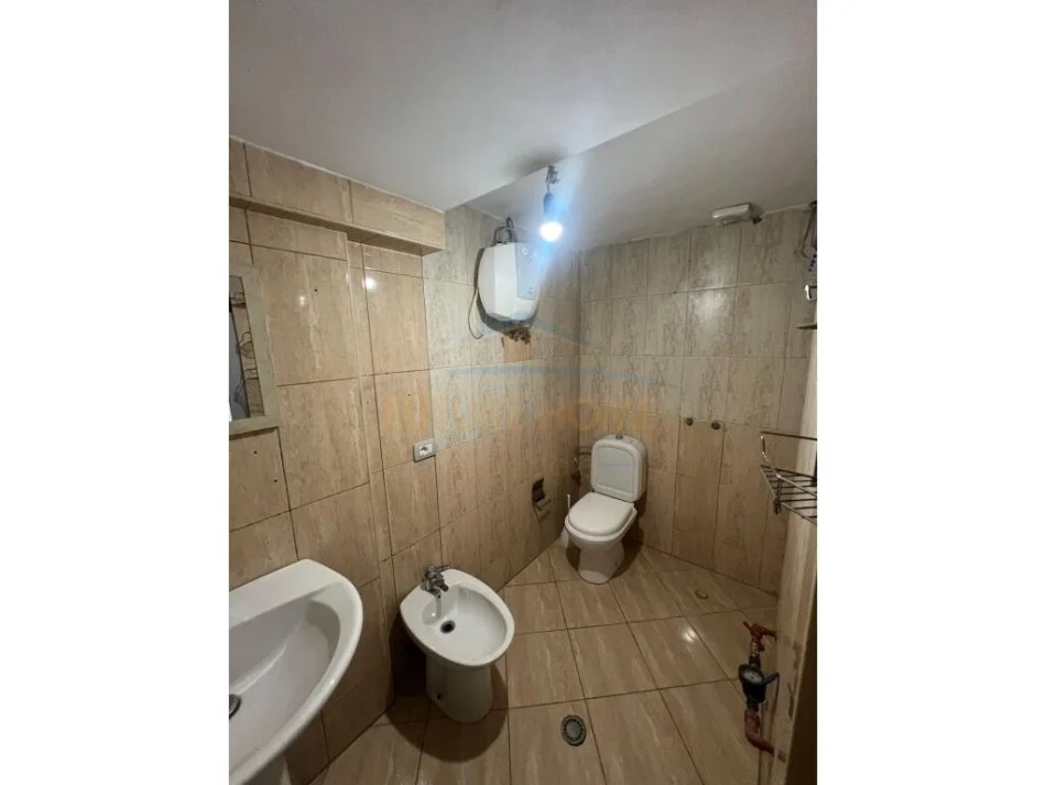 Tirane, shitet dyqan Kati 0, 44 m² 120.000 € 
