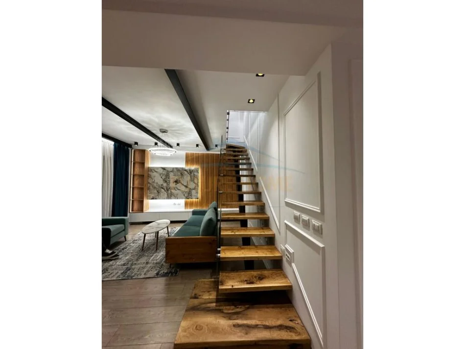 Tirane, shitet apartament duplex 2+1+Ballkon Kati 2, 121 m² 236.000 € (Ish Parku i Autobuzave)