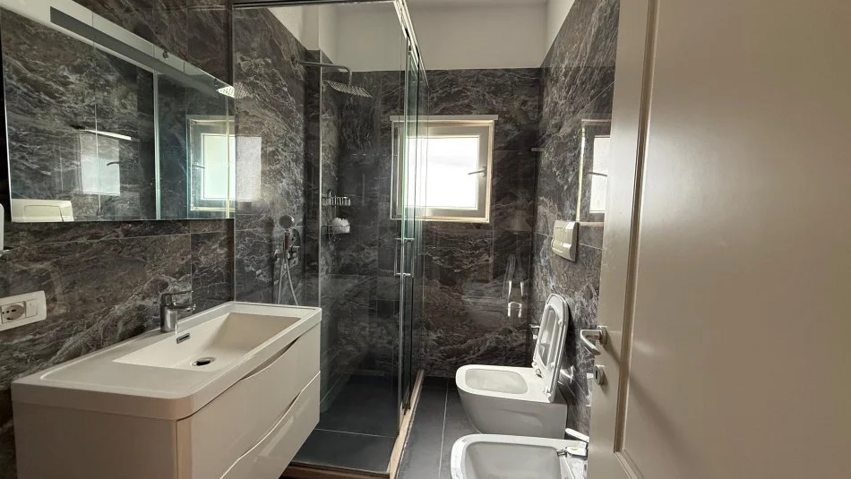 Tirane, shitet apartament 3+1+Ballkon Kati 2, 105 m² (Secret Garden)