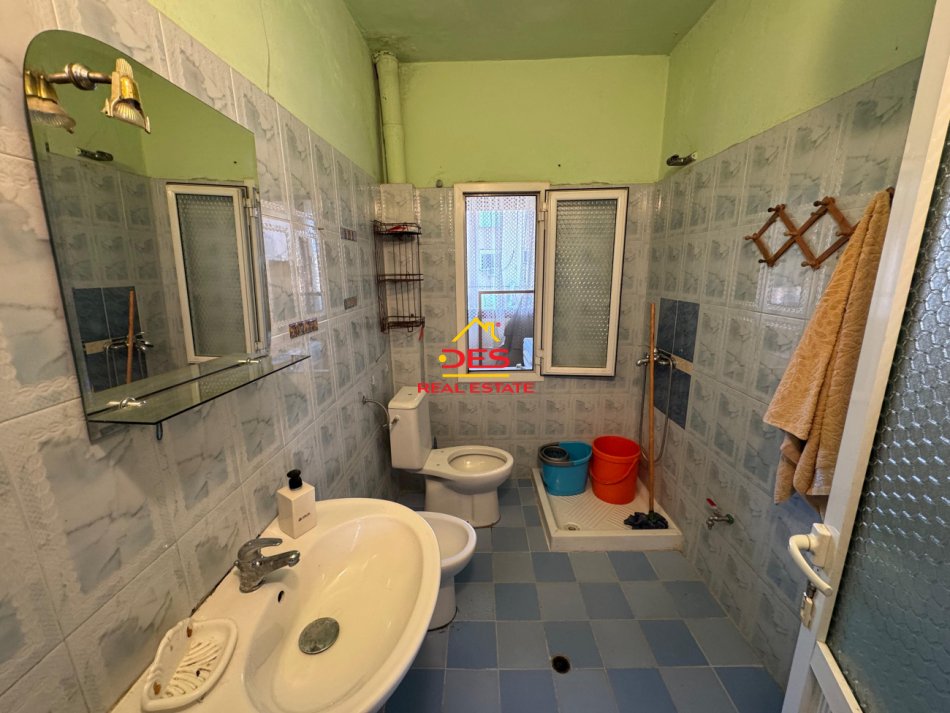 Vlore, jepet me qera apartament 1+1+Ballkon Kati 3, 85 m² 300 € (Rruga Osman Haxhiu)