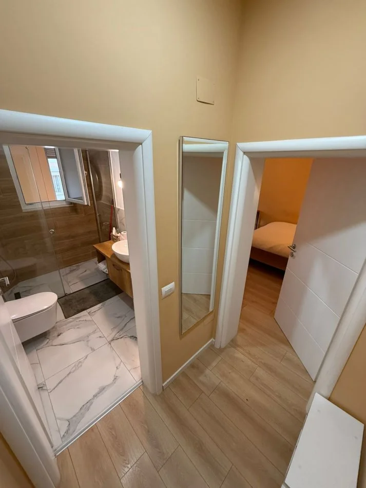 Tirane, jepet me qera apartament 1+1+Ballkon Kati 4, 45 m² 500 € (Myslym Shyri)