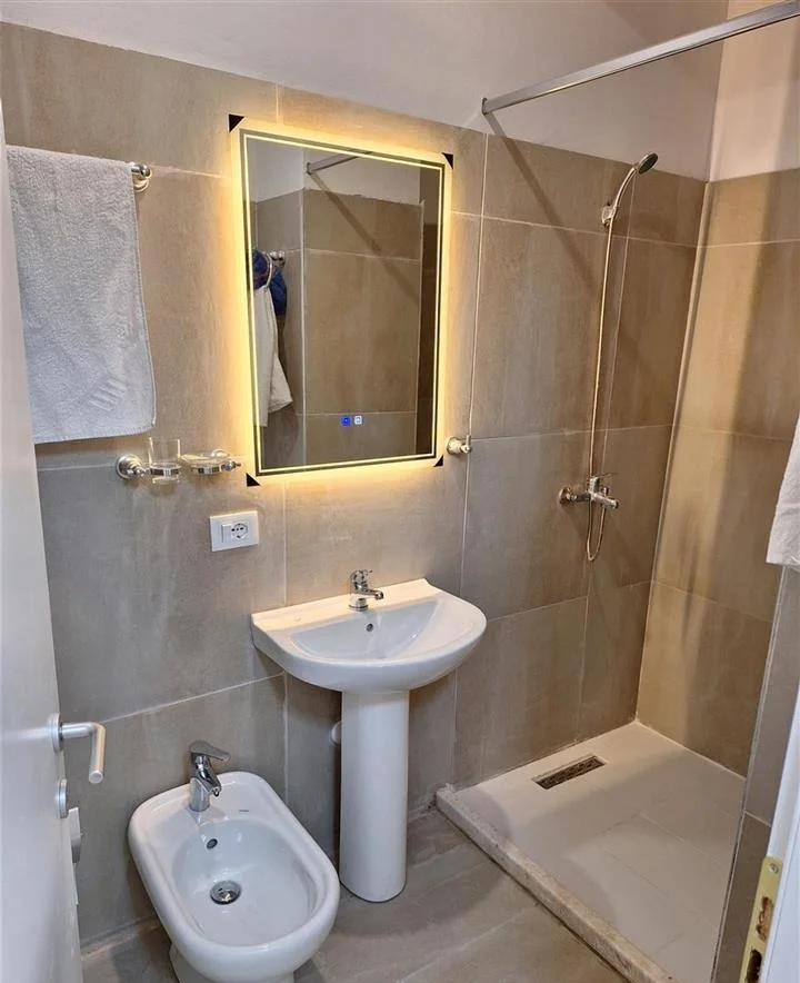 Tirane, jepet me qera apartament 2+1+Ballkon Kati 2, 120 m² 500 € (rruga 5 Maj)