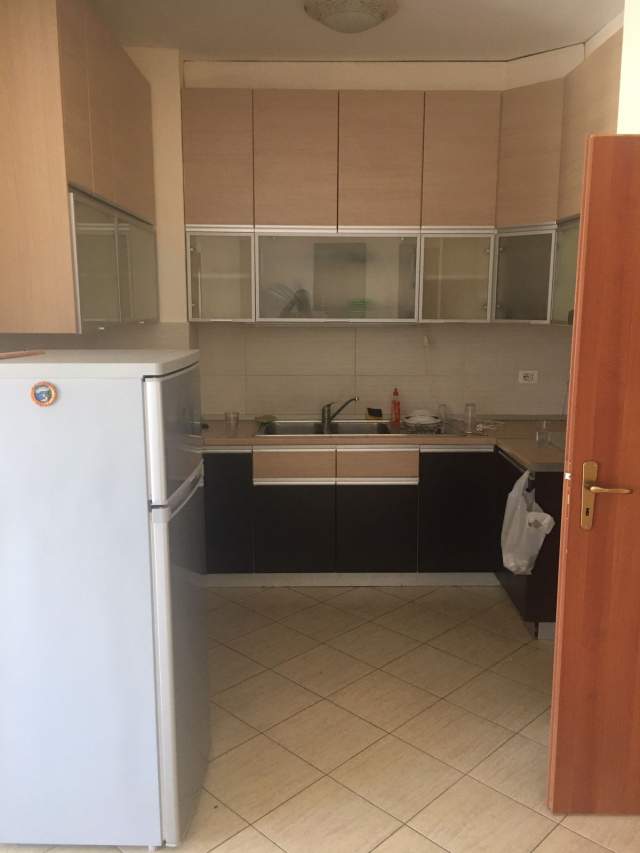 Tirane, jepet me qera apartament 2+1+BLK Kati 4, 140 m² 500 Euro (rruga Peti)
