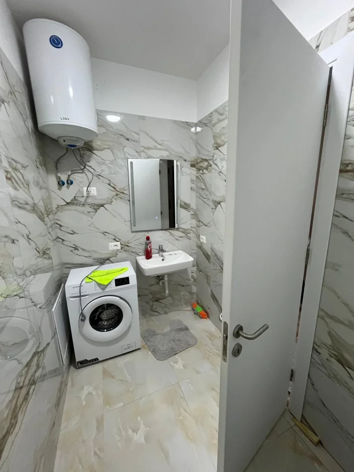 Tirane, jepet me qera apartament 1+1 Kati 3, 65 m² 450 € (Bulevardi migjeni Yzberisht)