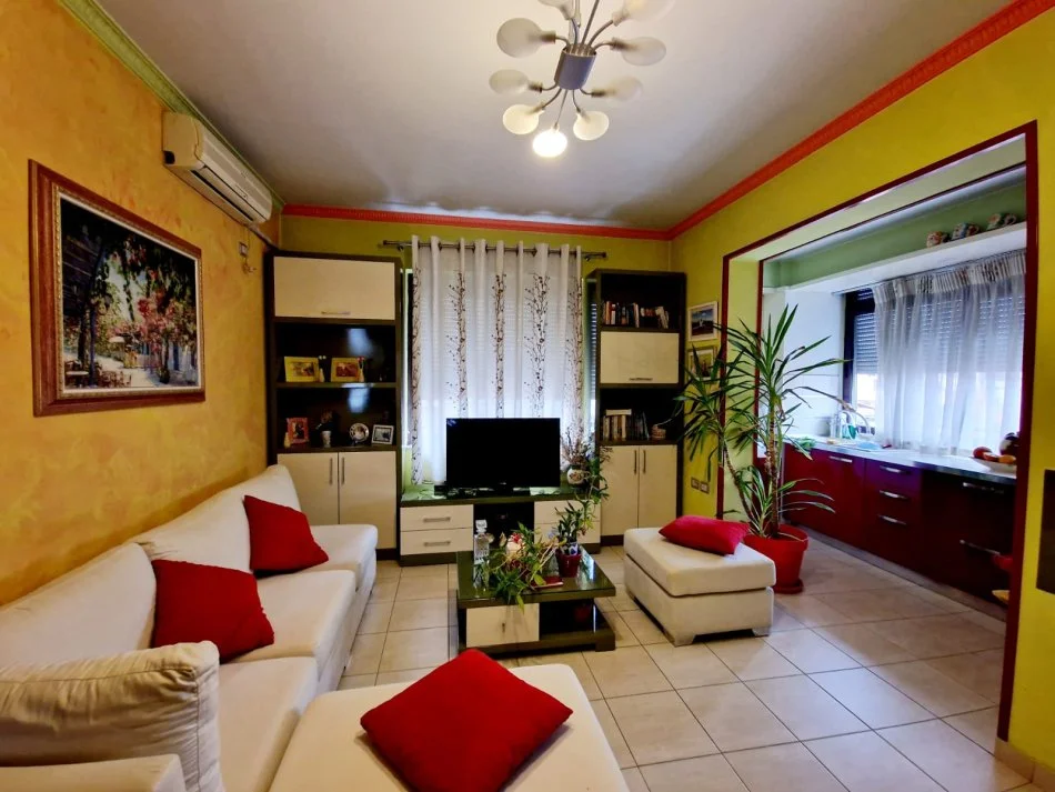 Tirane, jepet me qera apartament 2+1 Kati 4, 85 m² 500 € (stacioni trenit)