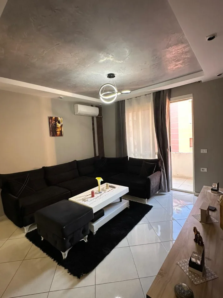 Tirane, jepet me qera apartament 3+1 , 100 m² 630 € (Kopshti Botanik)