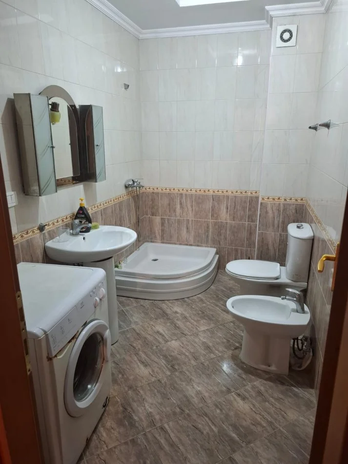Tirane, jepet me qera apartament 2+1+Ballkon Kati 5, 120 m² 600 € (Komuna e parisit, Kristal Center , Pallati i Conad)