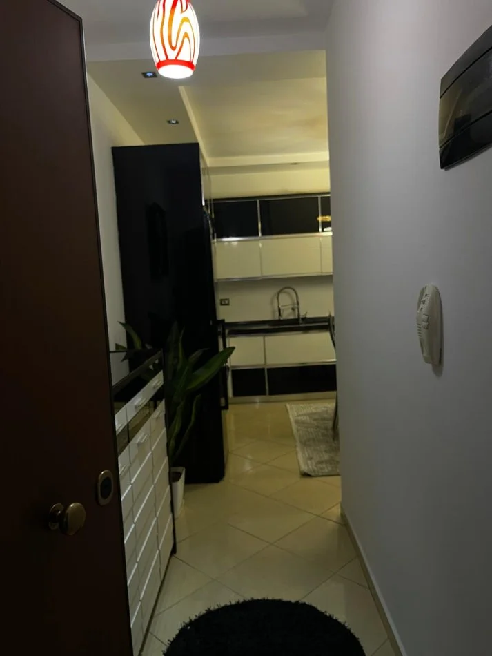 Tirane, jepet me qera apartament 2+1+Ballkon Kati 4, 450 € (Kthesa e Kamzes)