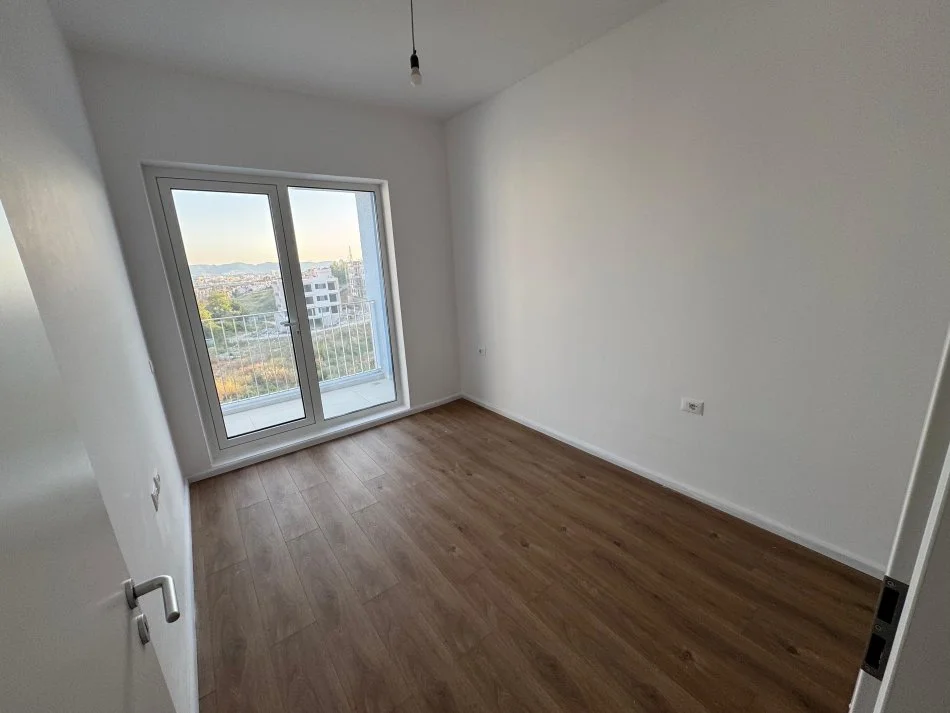 Tirane, jepet me qera apartament 1+1 Kati 3, 55 m² 200 € (Rezidenca OxA)