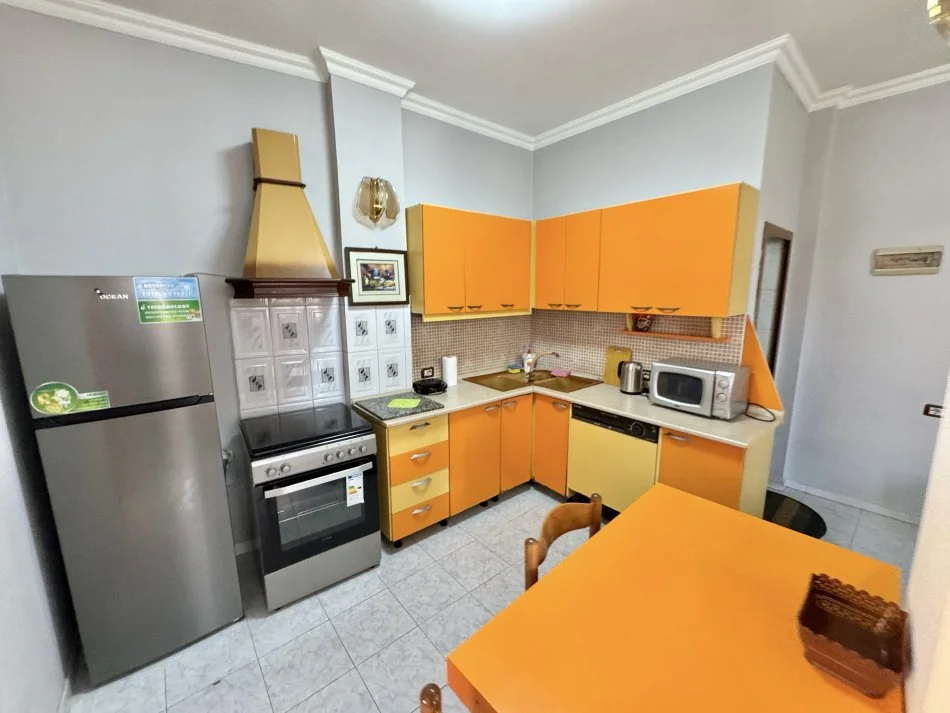 Tirane, jepet me qera apartament 2+1+Ballkon Kati 2, 100 m² 550 € (Rruga e Durresit)