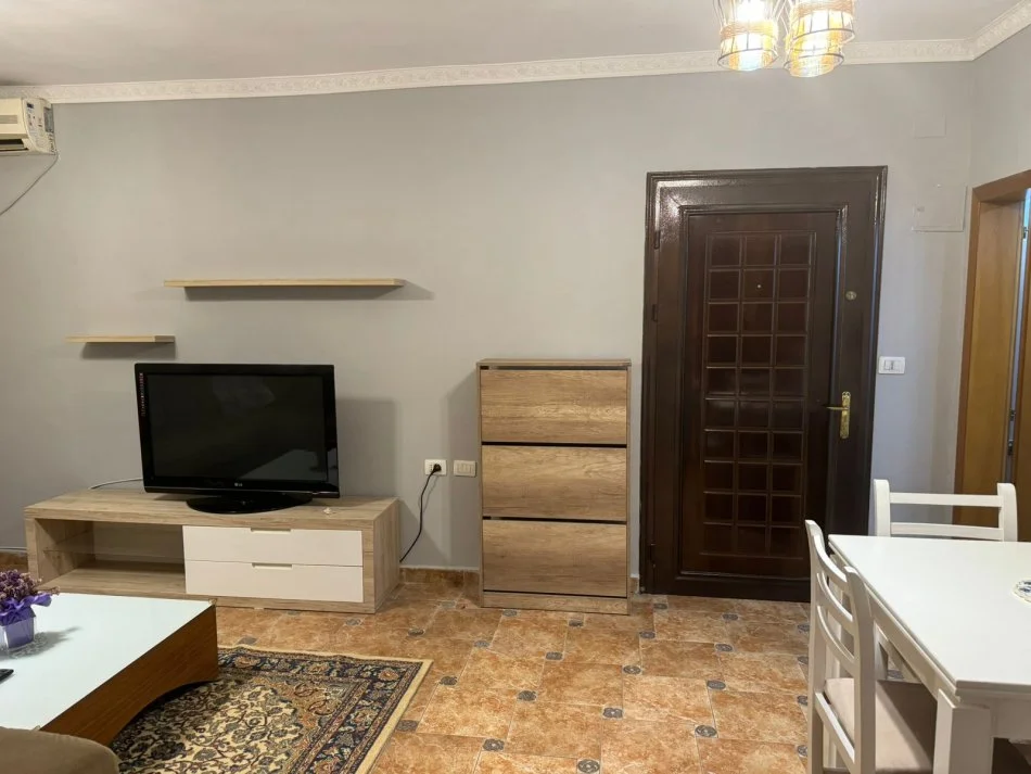 Tirane, jepet me qera apartament 2+1+Ballkon Kati 4, 85 m² 500 € (Rr Irfan Tomini perballe Hilton Hotel)