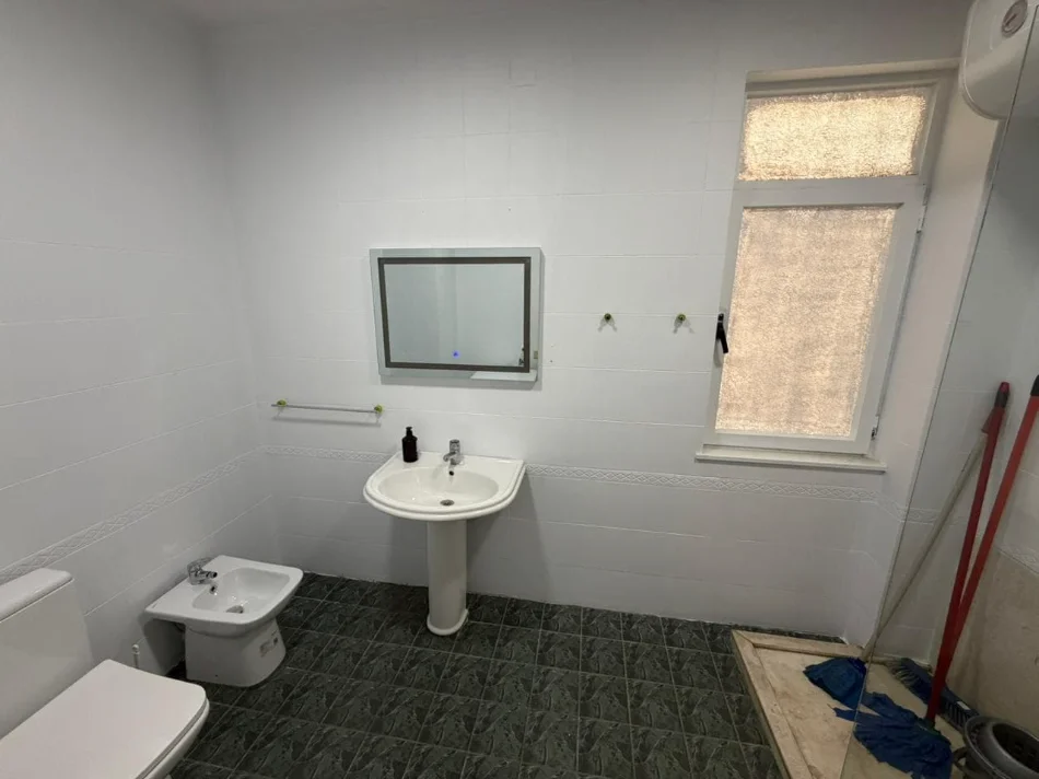 Tirane, jepet me qera apartament 2+1 Kati 9, 120 m² 850 € (bulevardi zogu i pare)