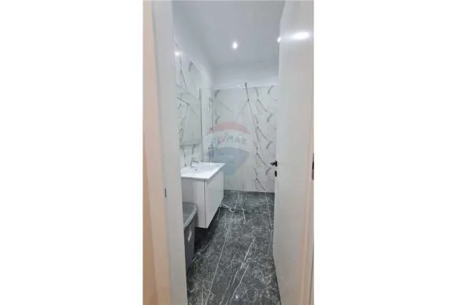 Tirane, jepet me qera apartament 1+1 80 m² 850 Euro (Rr. e Kavajes, Globe)