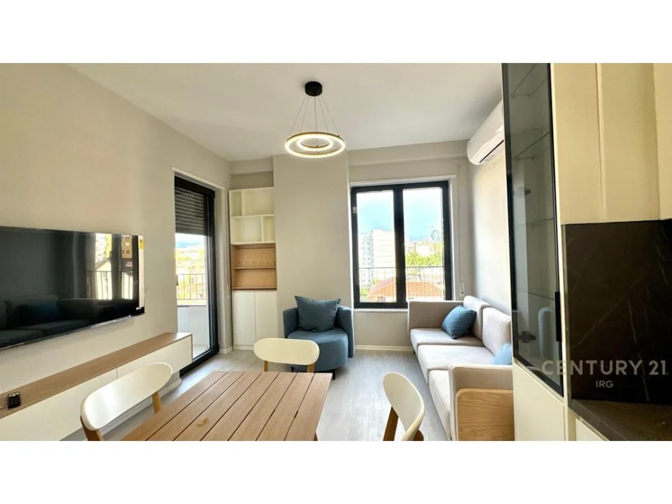 Tirane, jepet me qera apartament+verande | Penthouse 1+1 Kati 7, 53 m² 700 € (ish stacioni i trenit)
