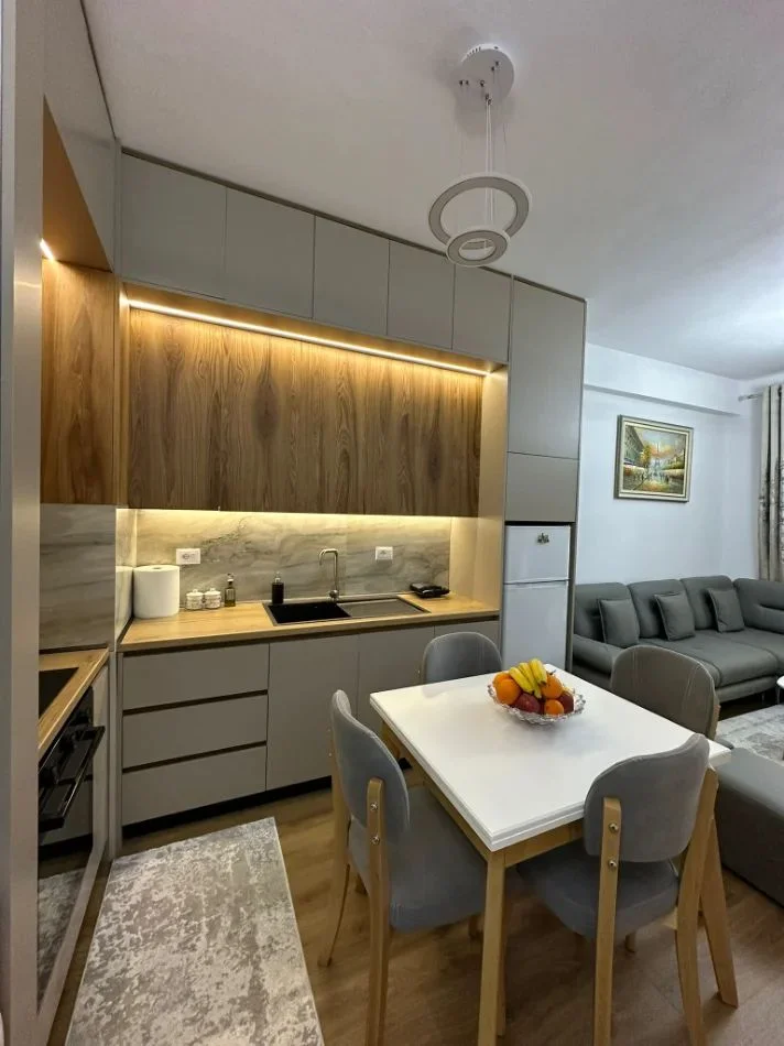 Tirane, jepet me qera apartament 1+1+Ballkon Kati 6, 60 m² 450 € (ALI DEMI)