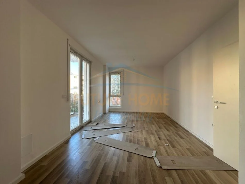 Tirane, jepet me qera apartament Kati 1,  2+1+2+Parkim 98 m² 800 € (TREGU ELEKTRIK TIRANE)