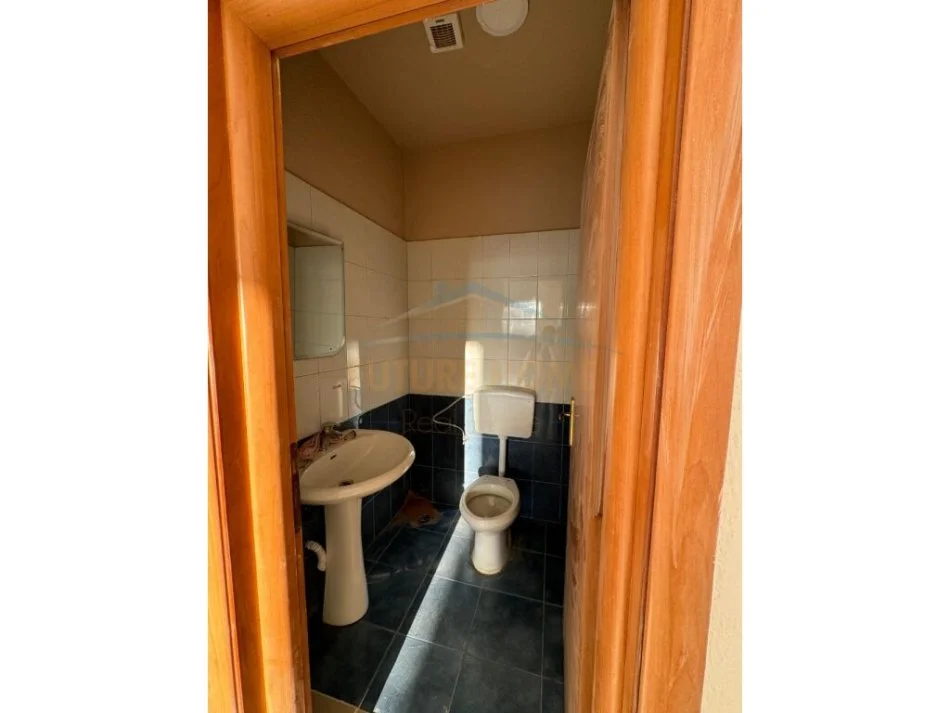 Tirane, jepet me qera ambjent biznesi Kati 0, 103 m² 800 € (Pjeter Budi)