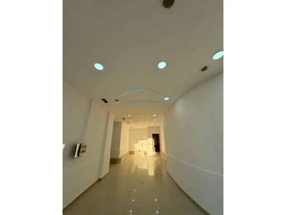 Tirane, jepet me qera ambjent biznesi Kati 0, 103 m² 800 € (Pjeter Budi)