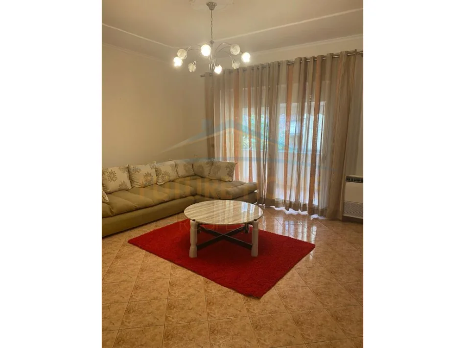 Tirane, jepet me qera apartament 3+1+Ballkon Kati 2, 120 m² 800 € (Shkolla e Baletit)