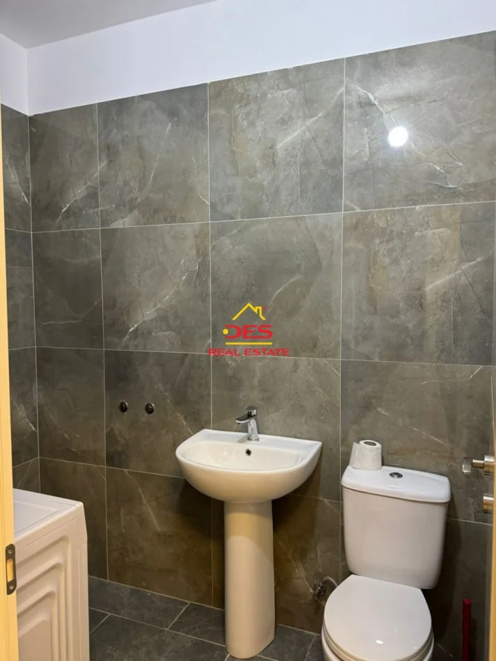 Vlore, jepet me qera apartament 2+1+Ballkon Kati 4, 104 m² 550 € (Rruga Sadik Zotaj)