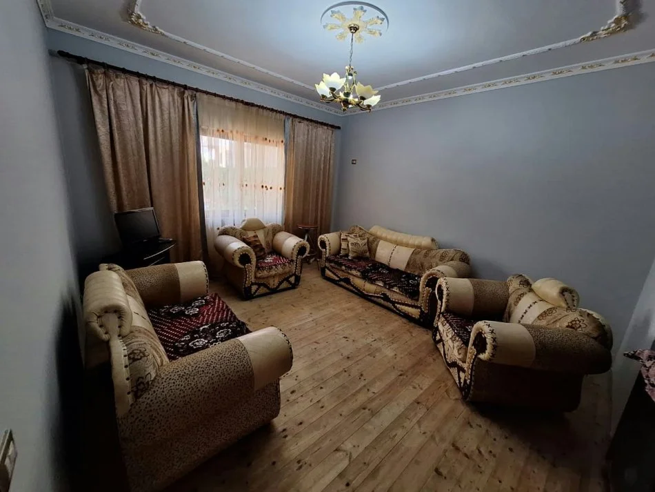 Tirane, jepet me qera apartament 2+1 Kati 1, 120 m² 500 € (laprak)