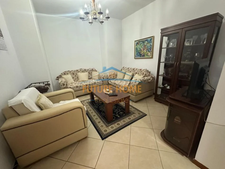 Tirane, jepet me qera apartament 2+1+Ballkon Kati 3, 90 m² 700 € (Rruga Sami Frasheri ,perball shkolles Petronini Luarasi)