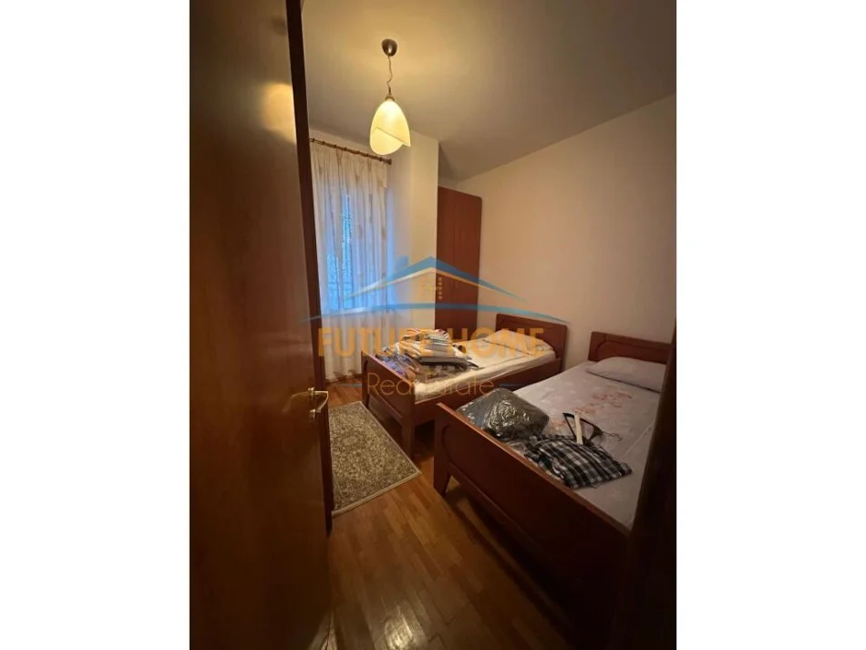Tirane, jepet me qera apartament 2+1+Ballkon Kati 3, 90 m² 700 € (Rruga Sami Frasheri ,perball shkolles Petronini Luarasi)