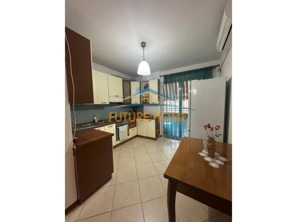 Tirane, jepet me qera apartament 2+1+Ballkon Kati 3, 90 m² 700 € (Rruga Sami Frasheri ,perball shkolles Petronini Luarasi)