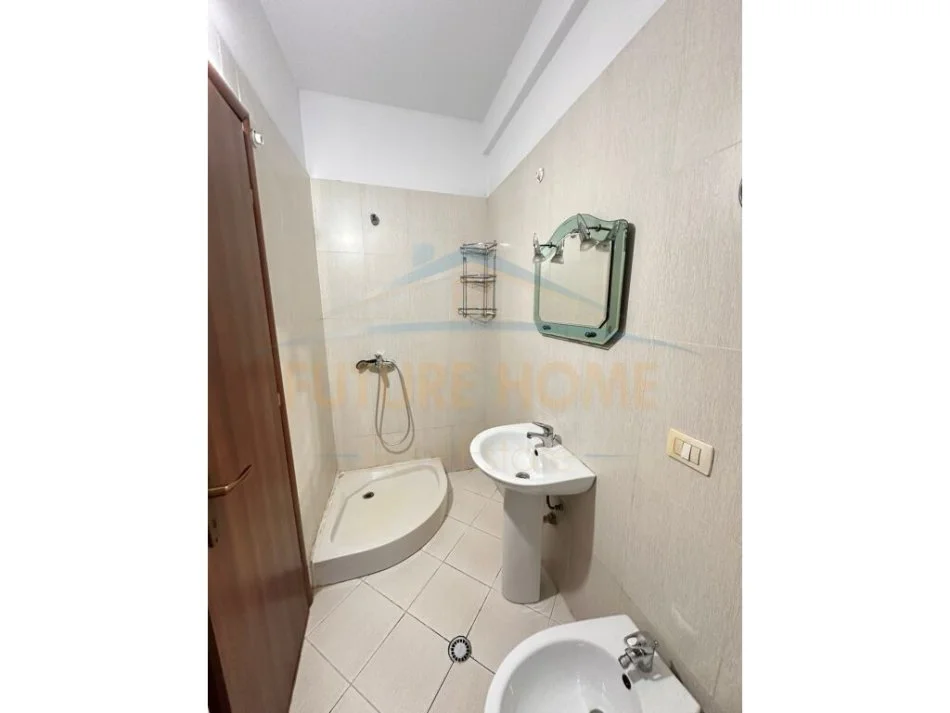 Tirane, shitet apartament 2+1+Ballkon Kati 7, 104 m² 133.000 € (Unaza e Re)