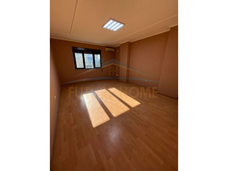 Tirane, jepet me qera apartament 2+1+Ballkon Kati 3, 153 m² 1.300 € (Kajo Karafili Qender)