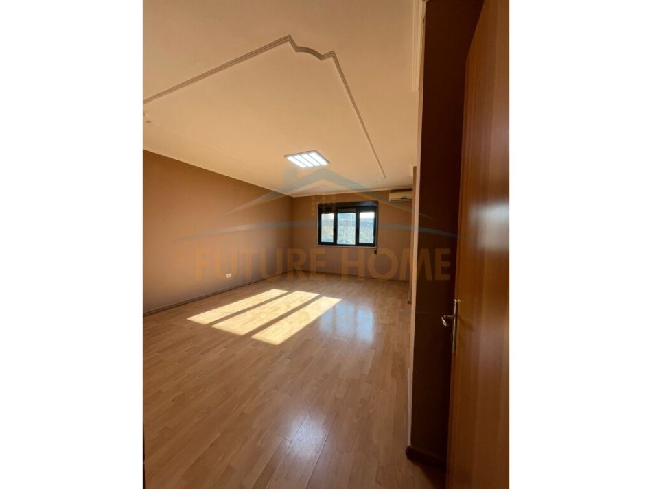 Tirane, jepet me qera apartament 2+1+Ballkon Kati 3, 153 m² 1.300 € (Kajo Karafili Qender)
