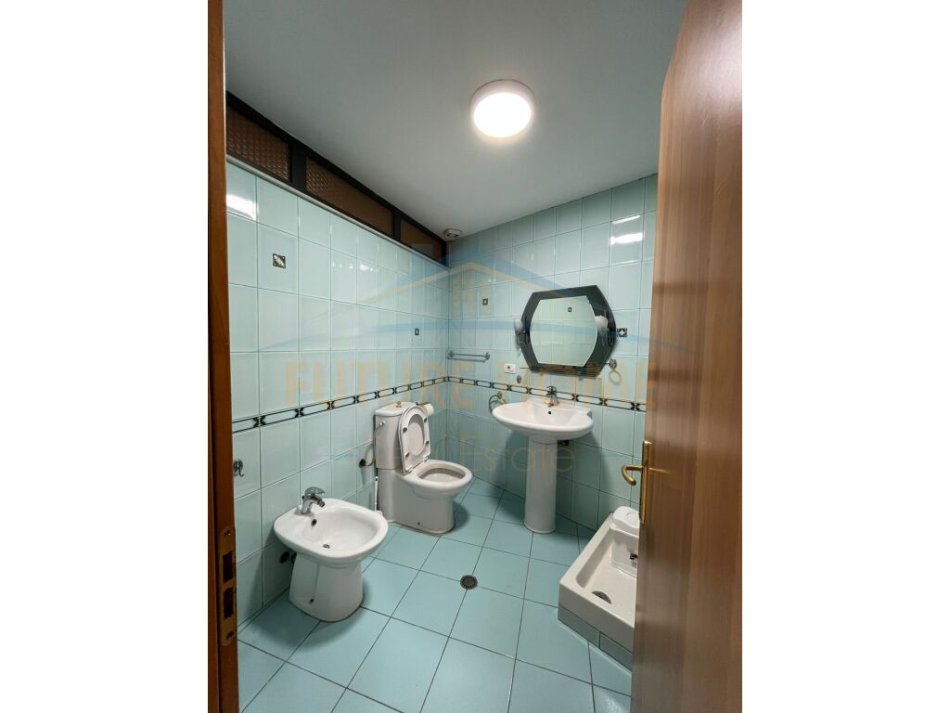 Tirane, jepet me qera apartament 2+1+Ballkon Kati 3, 153 m² 1.300 € (Kajo Karafili Qender)