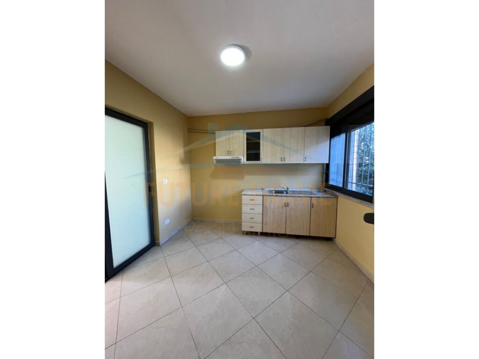 Tirane, jepet me qera apartament 2+1+Ballkon Kati 3, 153 m² 1.300 € (Kajo Karafili Qender)
