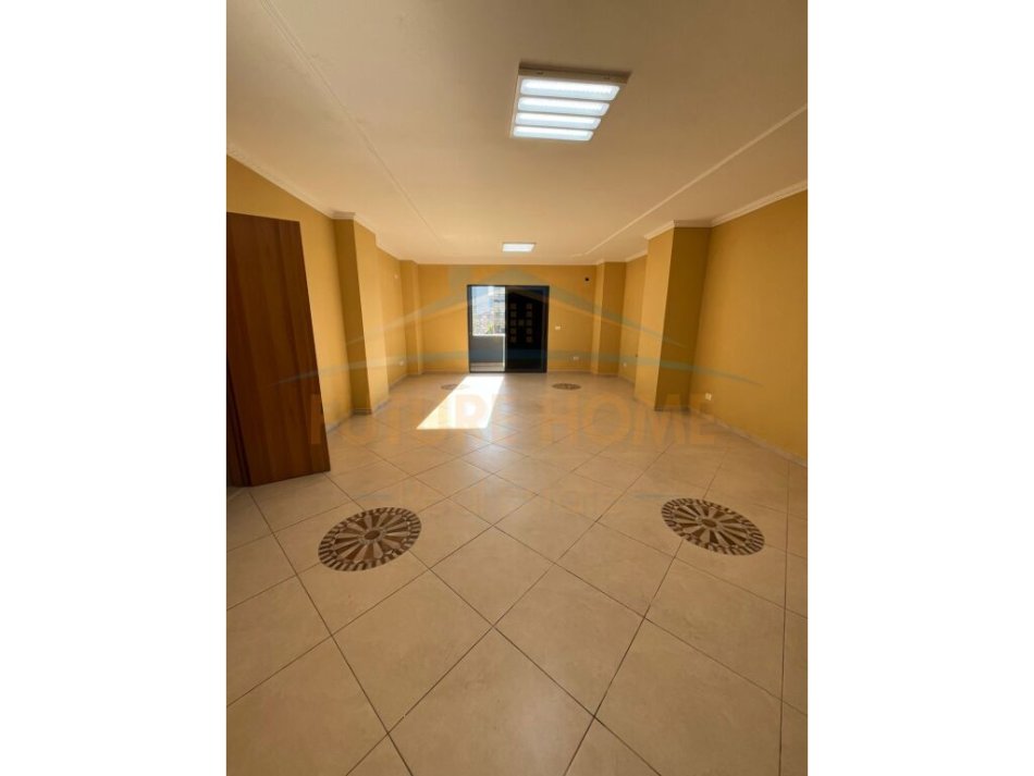 Tirane, jepet me qera apartament 2+1+Ballkon Kati 3, 153 m² 1.300 € (Kajo Karafili Qender)