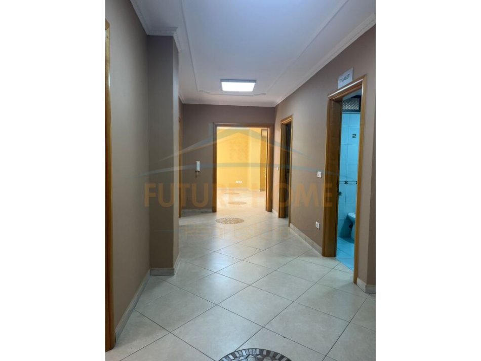 Tirane, jepet me qera apartament 2+1+Ballkon Kati 3, 153 m² 1.300 € (Kajo Karafili Qender)