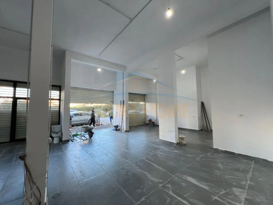 Tirane, jepet me qera ambjent biznesi Kati 0, 105 m² 500 € (FUSHA AVIACIONIT)