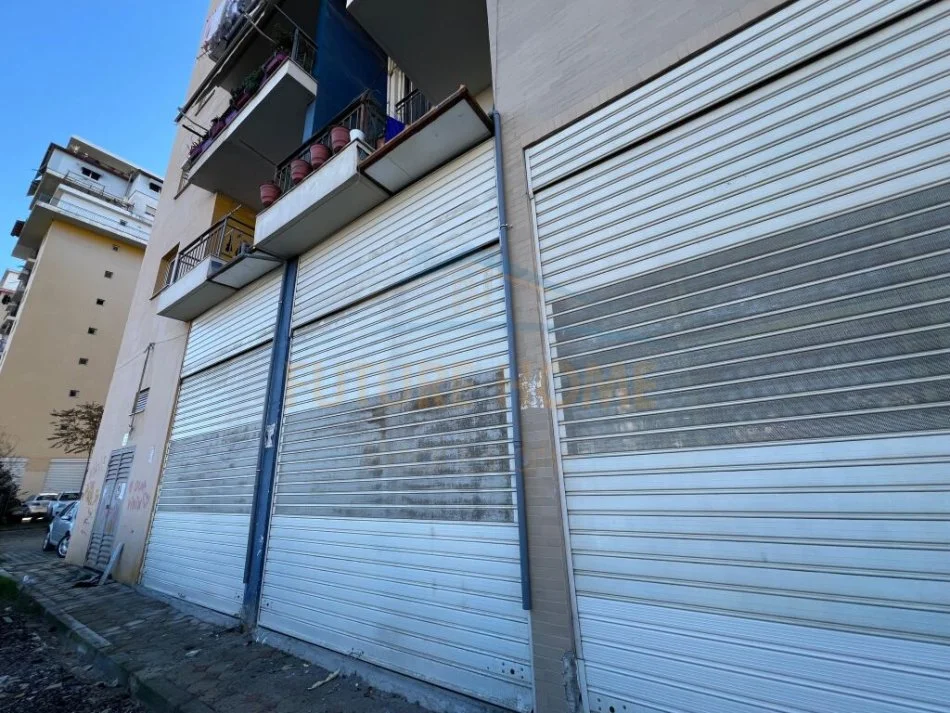 Tirane, jepet me qera ambjent biznesi Kati 0, 105 m² 500 € (FUSHA AVIACIONIT)