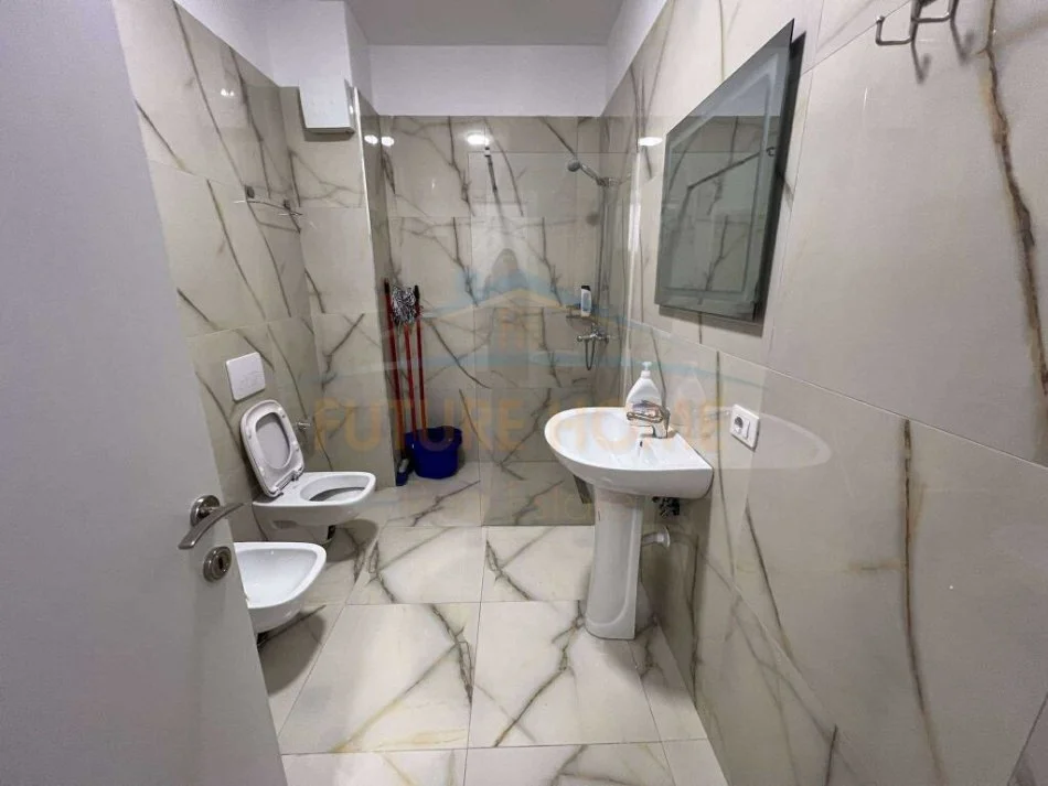 Tirane, jepet me qera apartament 1+1 Kati 7, 70 m² 500 € (UNAZA RE)