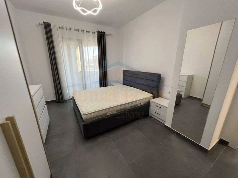 Tirane, jepet me qera apartament 1+1 Kati 7, 70 m² 500 € (UNAZA RE)