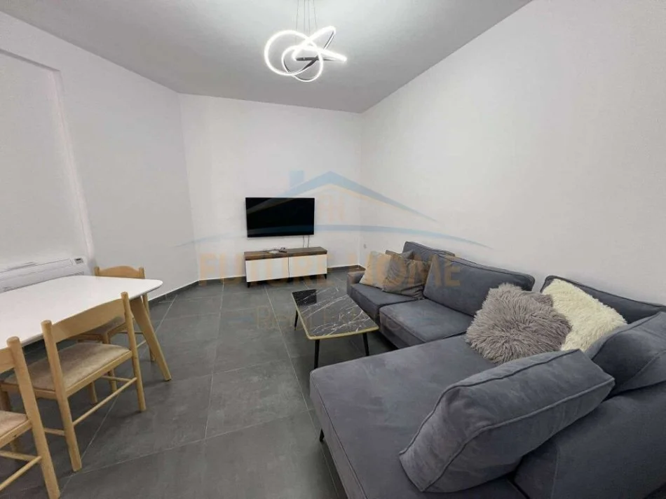 Tirane, jepet me qera apartament 1+1 Kati 7, 70 m² 500 € (UNAZA RE)