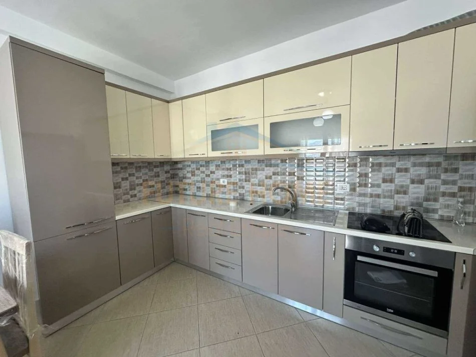 Tirane, jepet me qera apartament 2+1 Kati 8, 73 m² 450 € (Unaza e Re.)