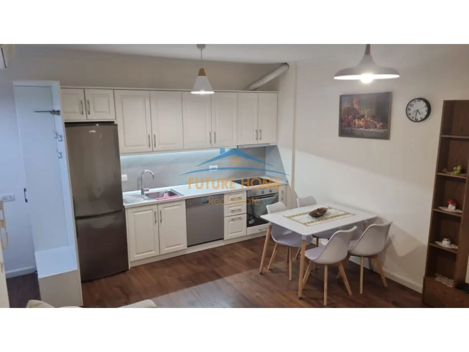 Tirane, jepet me qera apartament 1+1 , 750 € (KRISTAL CENTER)