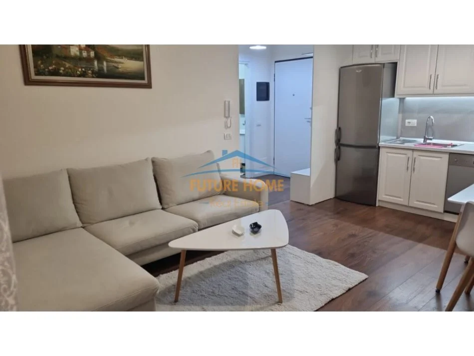 Tirane, jepet me qera apartament 1+1 , 750 € (KRISTAL CENTER)